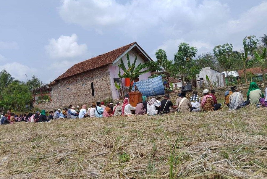 Warga Desa Bunter Melakukan Shalat Istisqa Di Sawah yang mengalami kekeringan